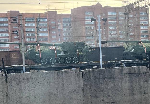 朝鲜现在也不伪装了，居然就这么光明正大地通过铁路向俄罗斯运送自行火炮！
据一名军