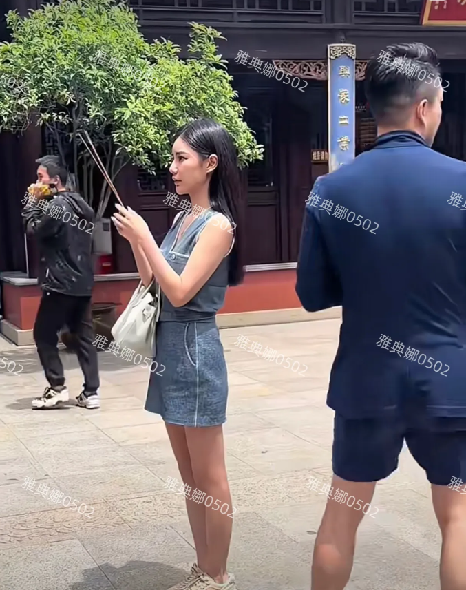 上海城隍庙偶遇汪小菲和新婚妻子！
两人一起上香不知道是求财还是求子，汪小菲快速上