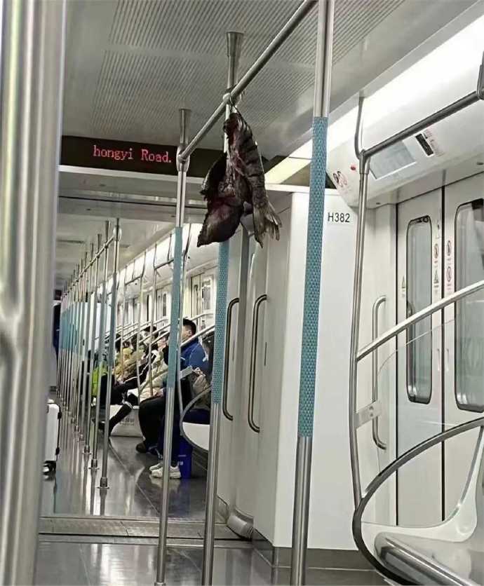 谁把车牌忘在地铁里了？ ​​​