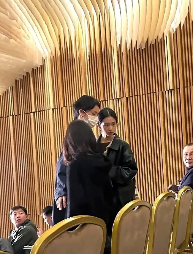 黄多多带妹妹现身乌镇戏剧节，姐妹俩颜值出众！多多的大名叫黄忆慈，妹妹叫黄少艾，不
