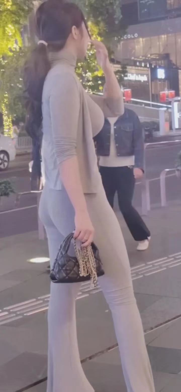 小姨子走在前面我只能跟在后面哈哈哈哈