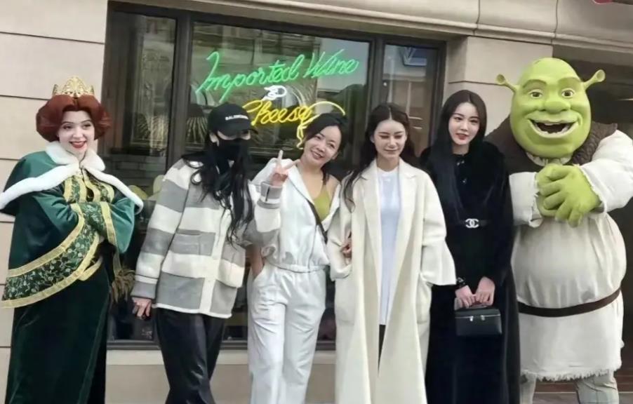 马筱梅和姐妹去北京环球影城玩。小梅喜欢小菲，所以说小菲的一切她都爱。
 
筱梅接