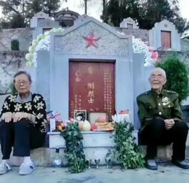 2022年，两位年迈的老人意识到生命即将走到尽头，他们决定在有限的时间里，跨越千