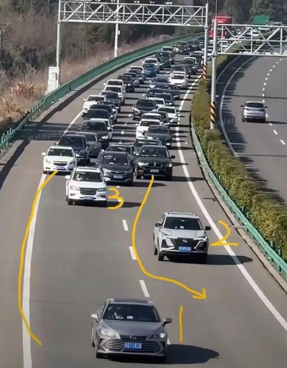 过年开车回家一定要注意这件事。要跟随着绝大多数的车辆速度走，千万不要速度过慢，别