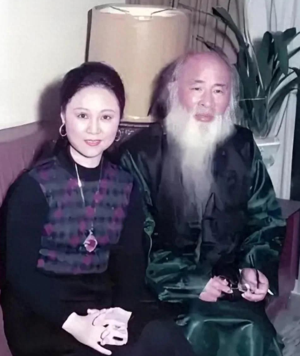 在80年代，身为作家的琼瑶却和国画大师张大千坐到一起，拍下了这张合影，究竟是什么