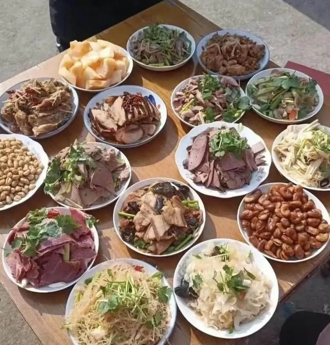 拿起筷子，我又放下了，我一个南方人实在是不知道北方这一桌凉菜该怎么吃？