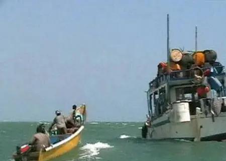 一次，“育嘉”号货轮，在印度洋航行。晚七点，船员们正准备休息，海面上突然传来枪声