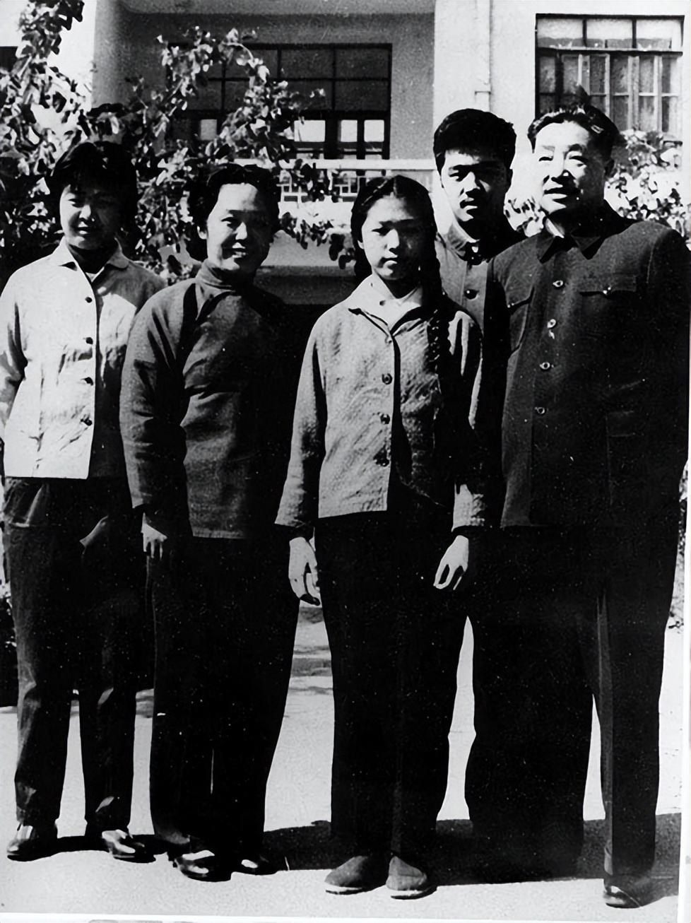 时光回溯至六十年代初，一张泛黄的老照片，悄然封存了贺龙元帅一家的温馨时刻。画面之