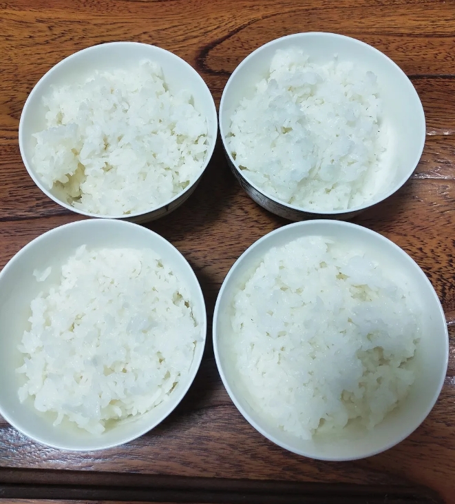 太尴尬了！大伯哥和妯娌从农村来我家，吃午饭的时候，我炒了四个菜和四碗米饭，米饭给