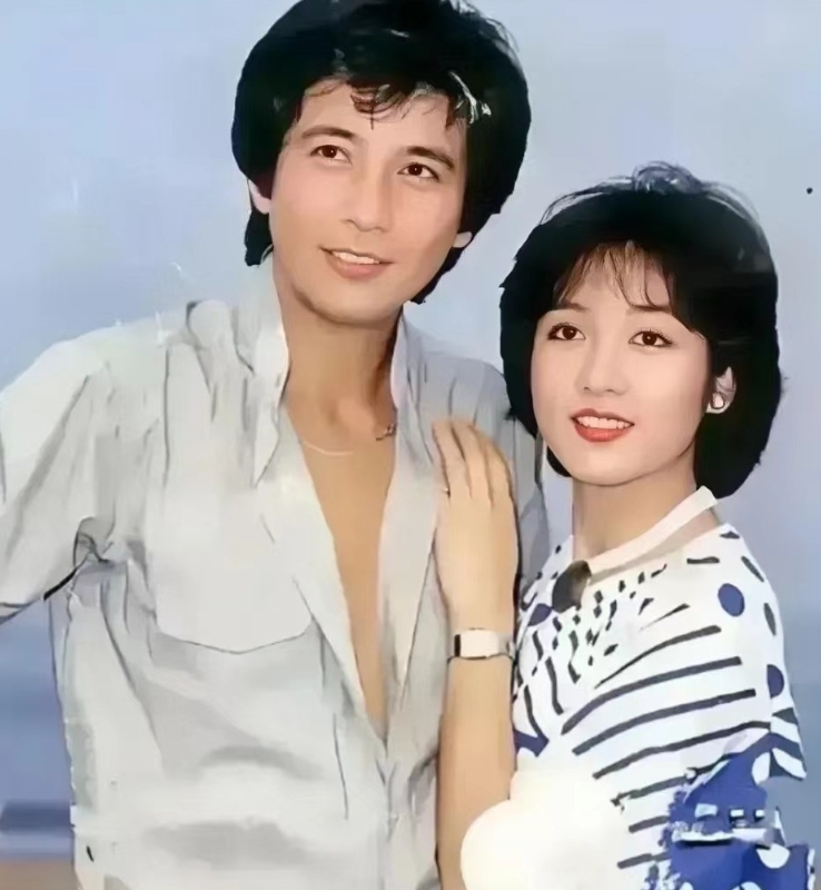 秦汉和吕秀菱的珍贵合影，郎才女貌。二人都是中国台湾的演员，两人曾一起搭档出演琼瑶
