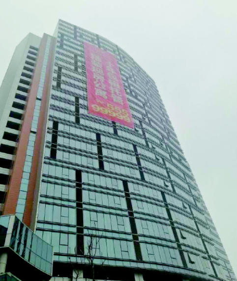 贵州，一男子去超市途中，看见售楼处宣传1元抽奖活动，男子掏出1元钱，想着碰碰运气