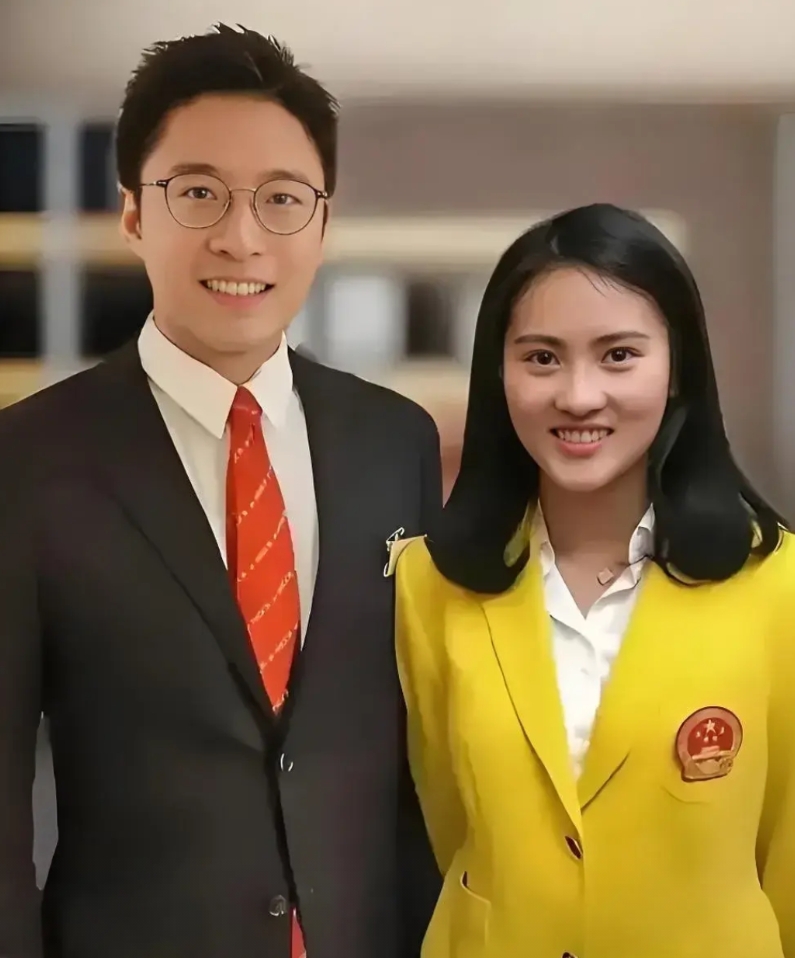 为什么霍启山总爱粘着大嫂郭晶晶？在公众场合，霍启山不仅一次为大嫂拎包，奥运会的时