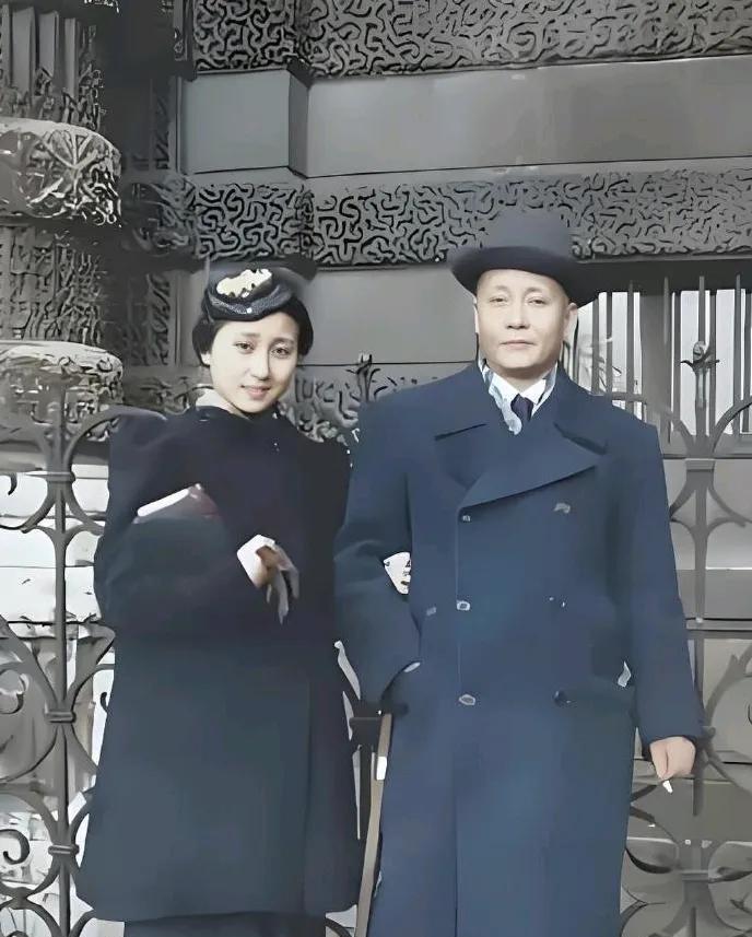 一张珍贵的留影，定格了 1936 年蒋英与其父蒋百里在巴黎卢浮宫的温馨瞬间。
那
