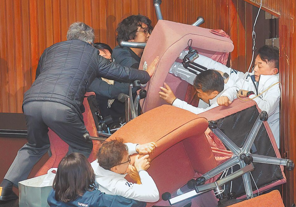 岛内媒体今日发文评论道：“民进党渴羡韩国‘戒严’，并以暴力摧毁‘国会’的意图，已