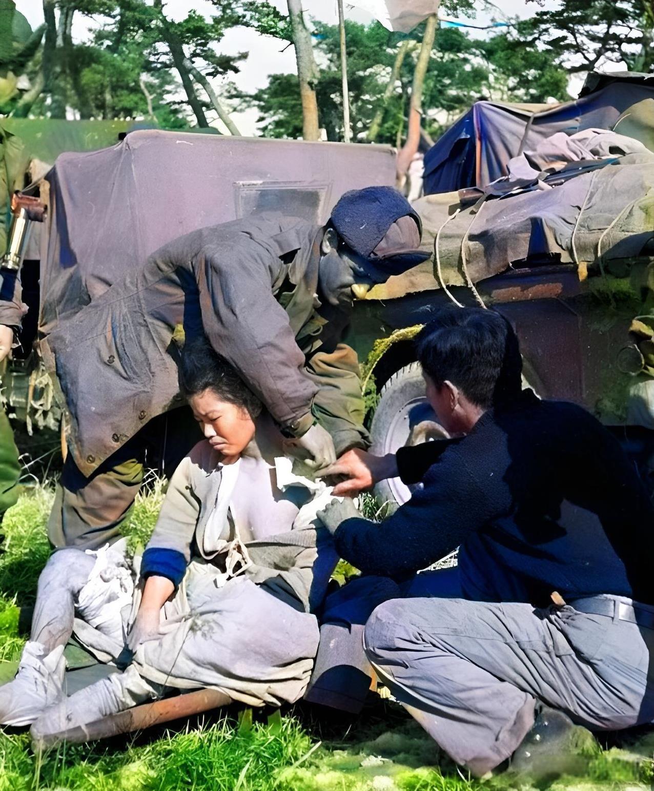 抗美援朝战争中，一名朝鲜女子肩膀受伤。联合国军中的土耳其部队经过此地，救治了这名