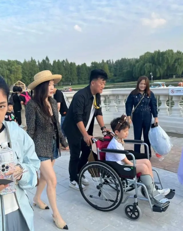 霍思燕带受伤的嗯哼去游乐场，同行的还有佟丽娅和董璇两家。
嗯哼的脚受伤带着护具，