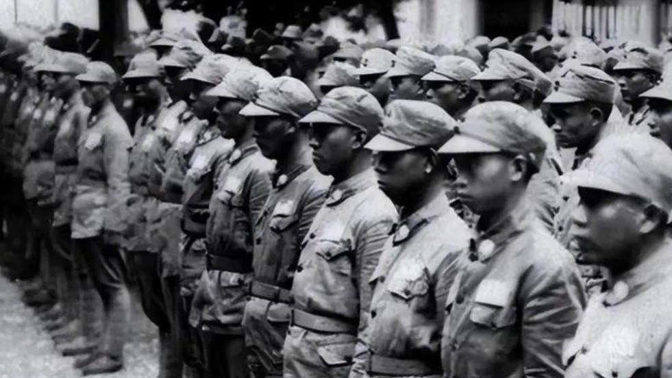 1943年八路军中弹倒地，汉奸看他没死悄声说：别动，我们一会就撤