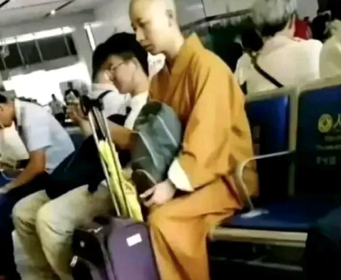 河南，一位尼姑在高铁站候车时，旁边的一位鹤发老人好奇地问道:“师父，你们出家人也