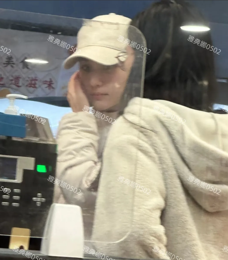 吃饭偶遇何超莲，她本人好好看，脸只有巴掌大，五官特别深邃立体混血感很强，素颜特很