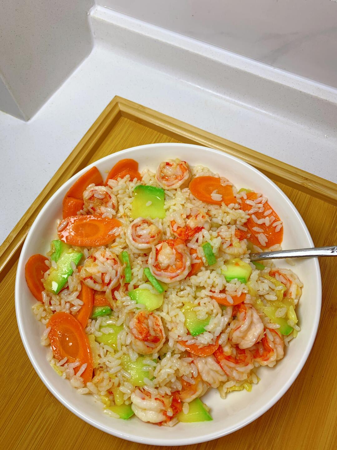 今天分享西葫芦虾仁饭，巨巨巨好吃
搭配真的绝了，鲜美营养，
几分钟搞定干净舒服的