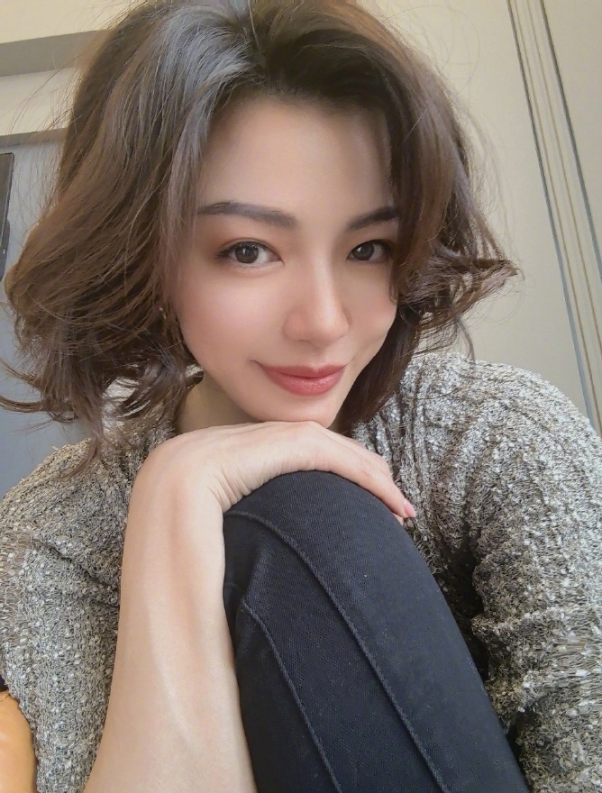 好一个浓眉大眼的
一、第一任时玮，2008年登记结婚，小11岁。
二、第二任魏嘉