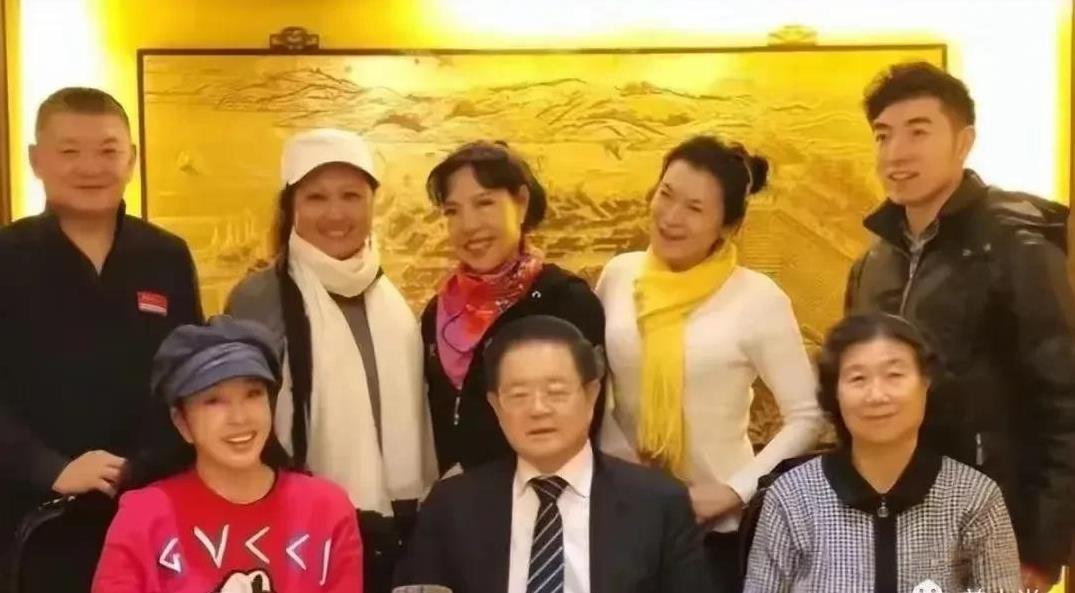 家人们，刘晓庆和王晓玉的事儿大家应该都听说过。之前，80岁高龄的王晓玉带着两个女