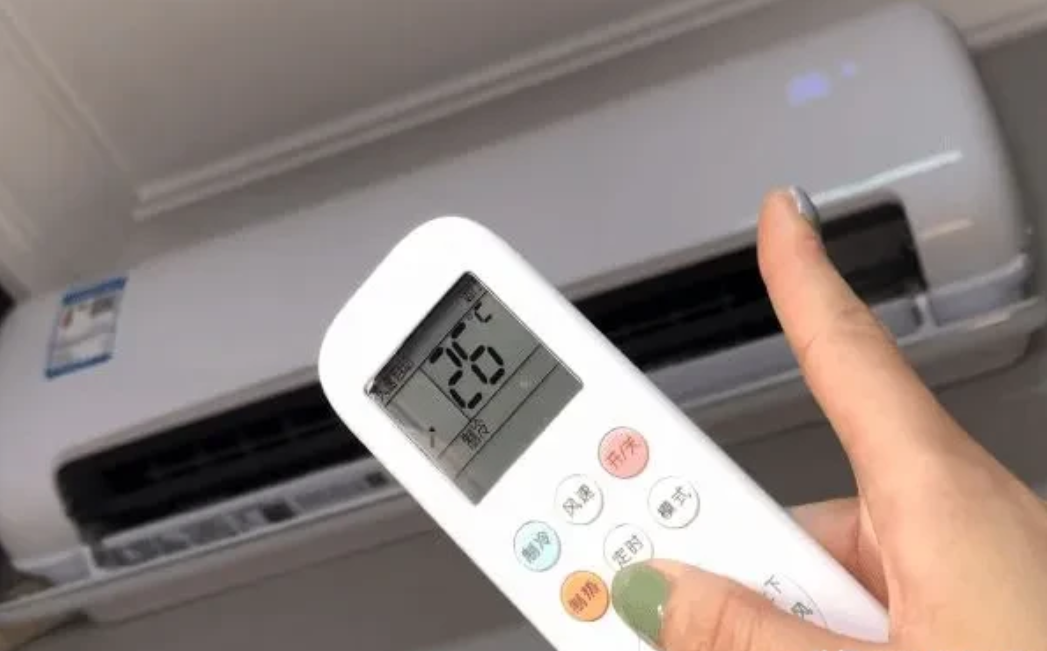 男子冒着38度的高温去送外卖，中途又买了老婆爱吃的烤鸭送回家，回家发现老婆竟然没