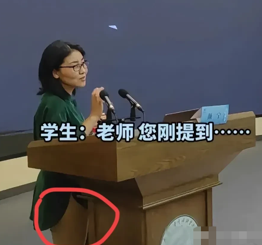 这是颜宁院士在演讲画面，我想说得是这腿是不是和颜老师的智慧一样太粗壮了？颜老师该