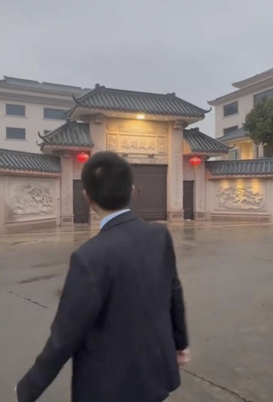 广东普宁村干部的60亩地
广东普宁一个村干部坐拥60亩地，用40亩盖别墅高楼，现