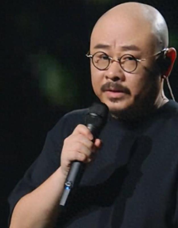 人们热追刀郎，是对当今娱乐圈污浊不堪、卑劣穷极的厌恶！刀神的作品，代表的是普通人