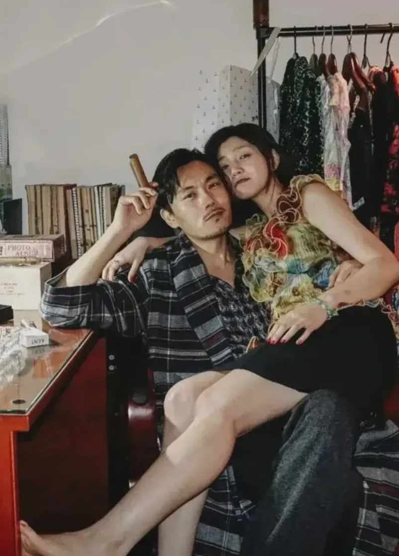 这肯定是一张剧照，照片中左边的女演员是陈妍希，她161的身高在女孩当中不算很矮的