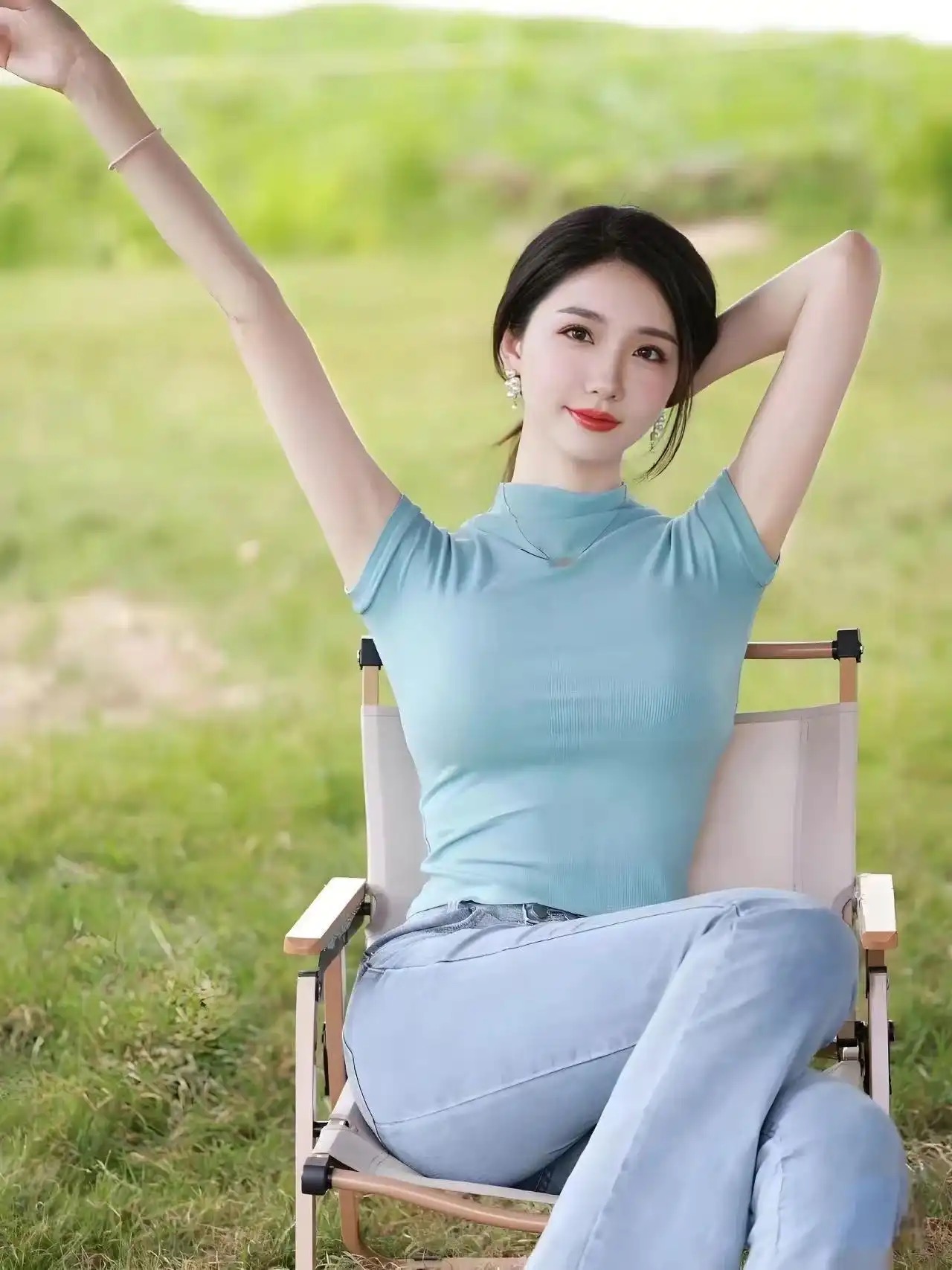 浅蓝上衣配牛仔，草地休憩，尽显清新时尚风。