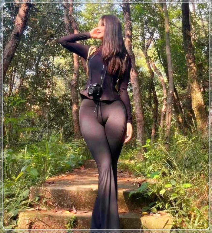 闺蜜穿黑衣爬山防蚊反受热，后悔不已。