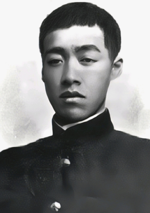 一名年轻人路遇强盗，主动把钱财拿出来，唯独不肯交一张纸。

谁料强盗夺过来一看后