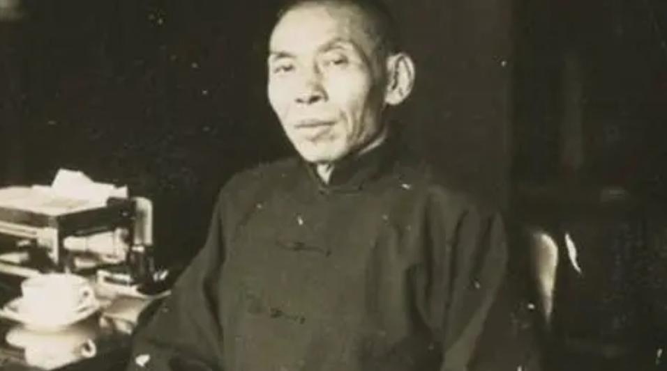 杜月笙饭馆排队遇难题，一见老板娘秒怂，豪掷大洋换专座