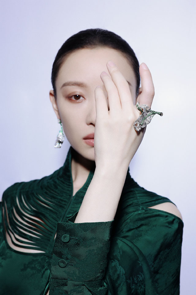 被粉丝狠骂几顿后，倪妮工作室终于晒图了。有一说一，倪妮是圈内罕见的气质怪。这气质