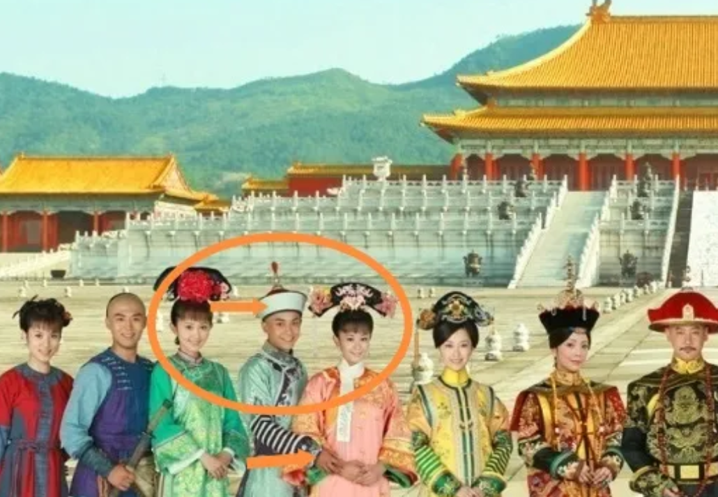 看新版还珠演员们平排站一字行的群体照后，终于理解饰演尔康的李佳航的苦衷了，他左右