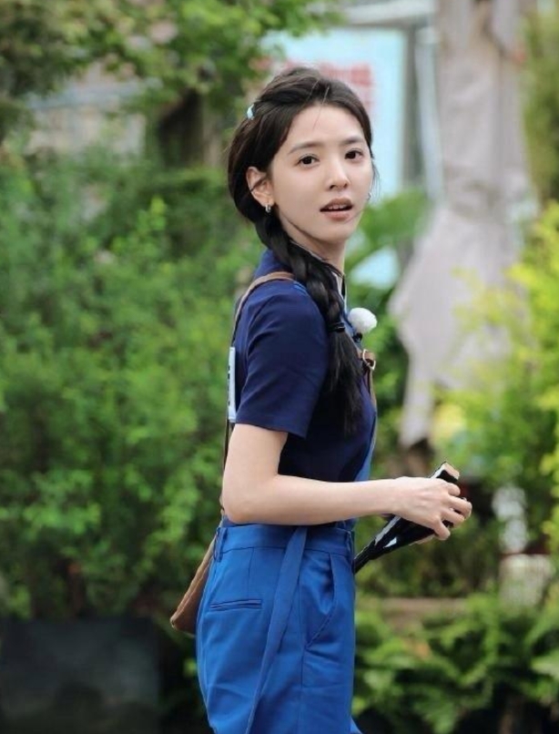 章若楠在重庆拍摄《奔跑吧》，外表清纯但性格强势