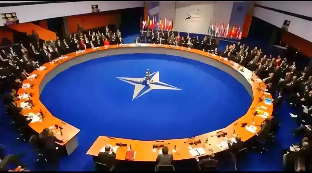 出大事了！
泽连斯基刚踏上西班牙的土地，那边北约32国就来了一出大戏，几乎是齐刷