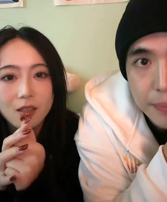 “黑红也是红”。
如今演员星星彻底红了。

首次开播就十万＋的流量，引来不少人围