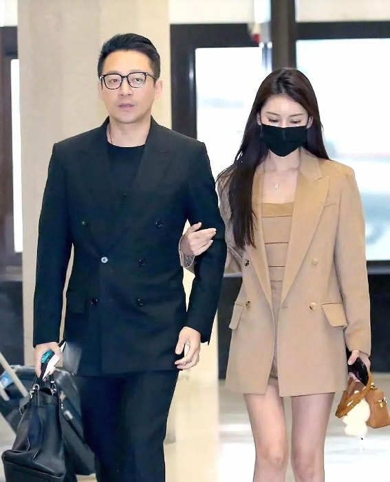 这届网友的显微镜又立功了！台北桃园机场的接机口突然成了大型吃瓜现场——汪小菲牵着