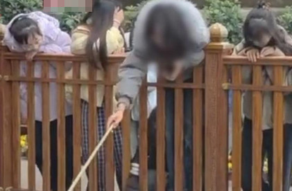 乐山大佛：两女子当众将祈福池钱扒出拿走，心态太好了吧