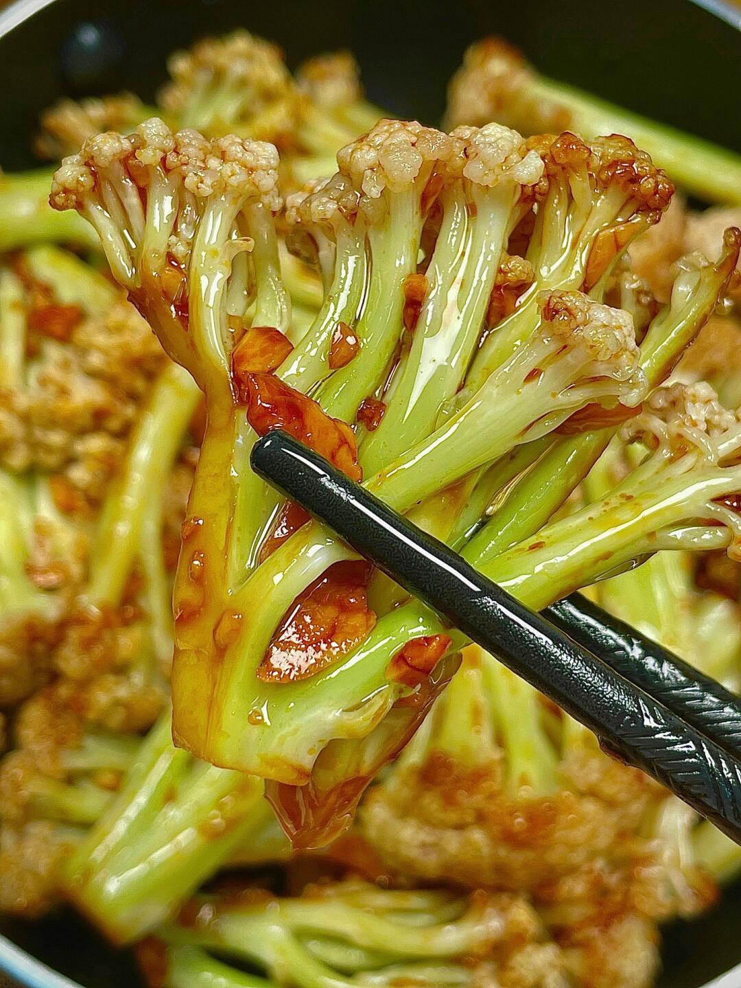 美味的素炒花菜泰好吃啦！
花菜口感脆嫩，爽口解腻，开胃下饭，厨房小白也能轻松搞定