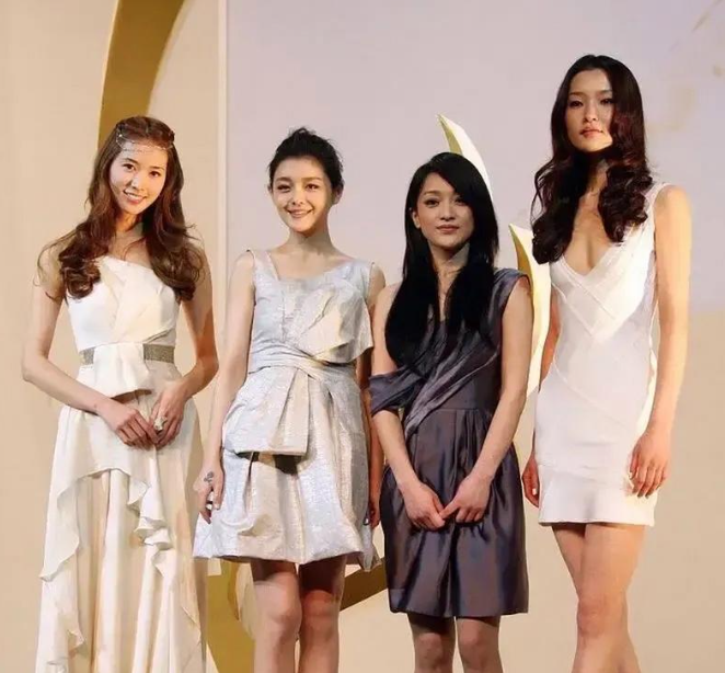 在瞿颖面前，林志玲都显得很小只，大S像小孩儿。
瞿颖实在是太高了！跟一群明星站在