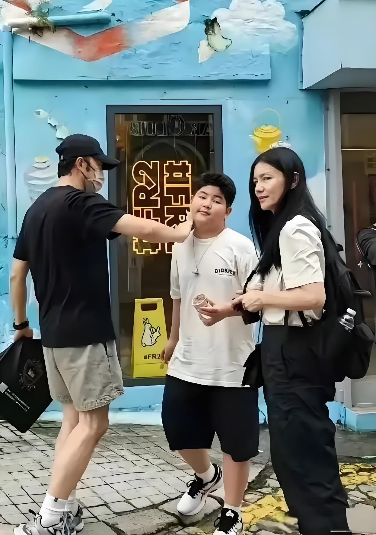 沙溢真是有颗比女人还细腻的心，这一家四口游玩，给小儿子擦汗，看起来也太温馨了。
