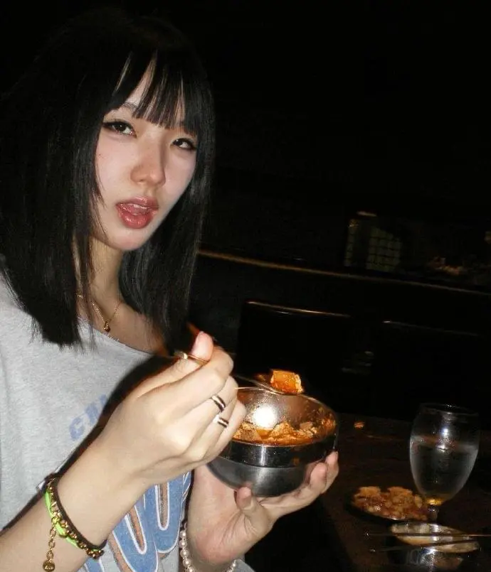 小S大女儿在美国留学的最新生活照曝光，18岁的Elly风格偏美式化了，自信又自由