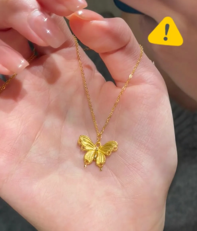 家人们呐，我真是被一条项链弄得脑袋都大了！好闺蜜送了我条项链，可风格不是我的菜，