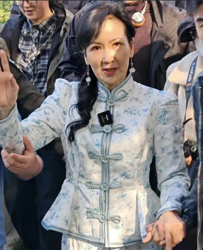 天呐！曾经心中的女神，也竟如此苍老了。没有滤镜的之下，她真实颜值变化得也太大了，