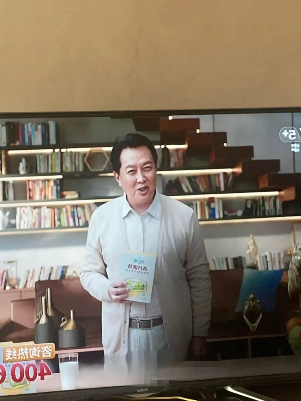 有人总是说，唐国强是特型演员不应该做广告。他只是一个演员，他演伟人，他又不是伟人