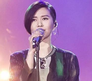 谭维维的成长经历充满了挑战与坚持